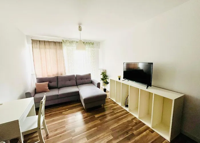 Workation, Centre, 4-5 Persons 3-4 Nights Best Offer, Nature Park Metro 1Min , 15 Min Palac Kultury, Balcony, Quiet, Easy Parking Chroniony