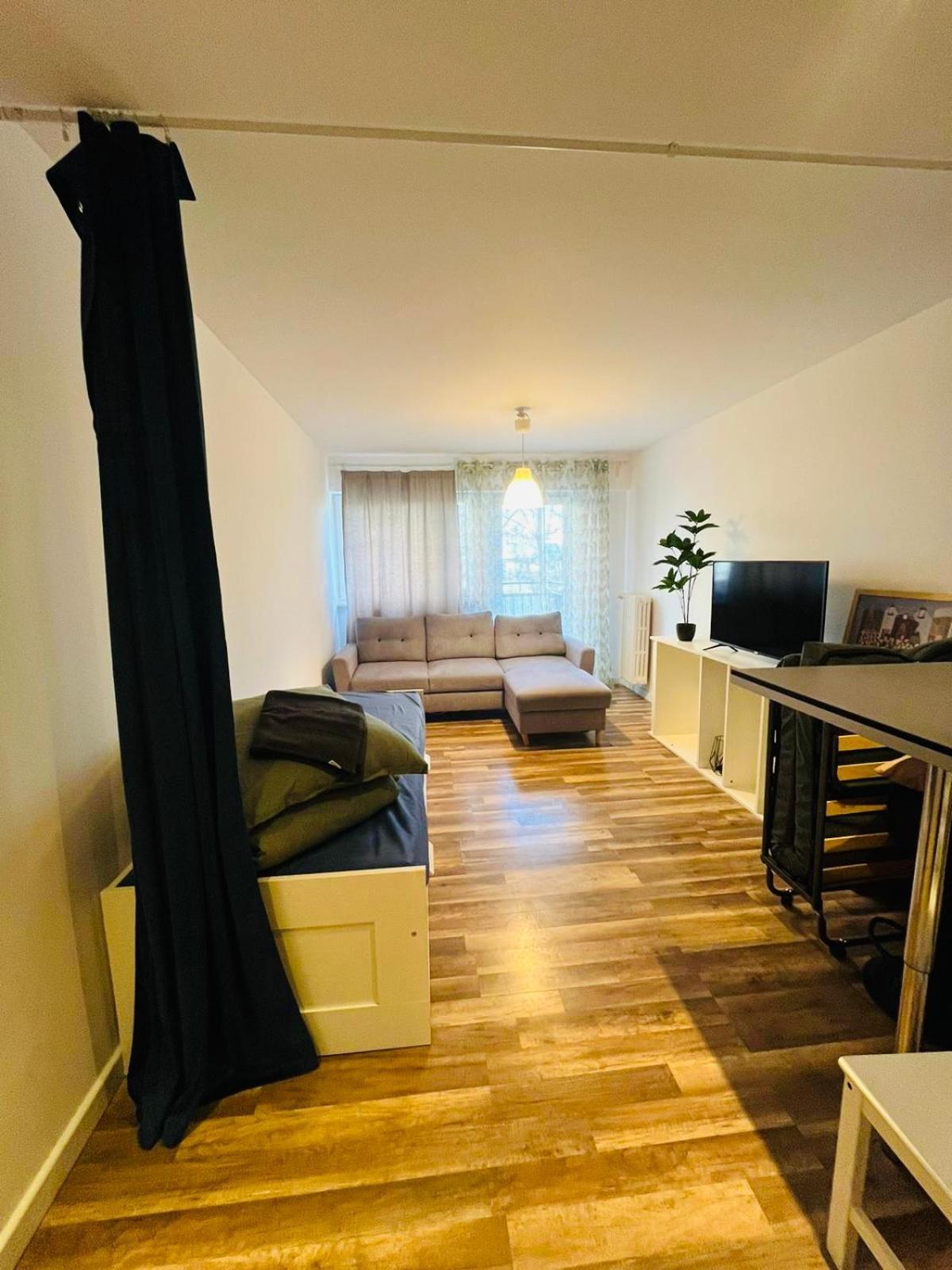 Workation, Centre, 4-5 Persons 3-4 Nights Offer, Nature Park Metro 1min , 15 Min Palac Kultury, Balcony, Quiet, Easy Parking Chroniony Appartamento
