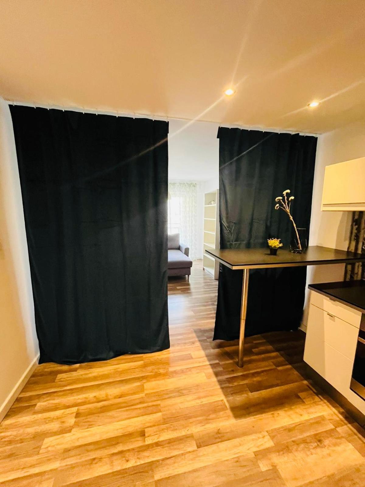 Workation, Centre, 4-5 Persons 3-4 Nights Offer, Nature Park Metro 1min , 15 Min Palac Kultury, Balcony, Quiet, Easy Parking Chroniony Apartament *