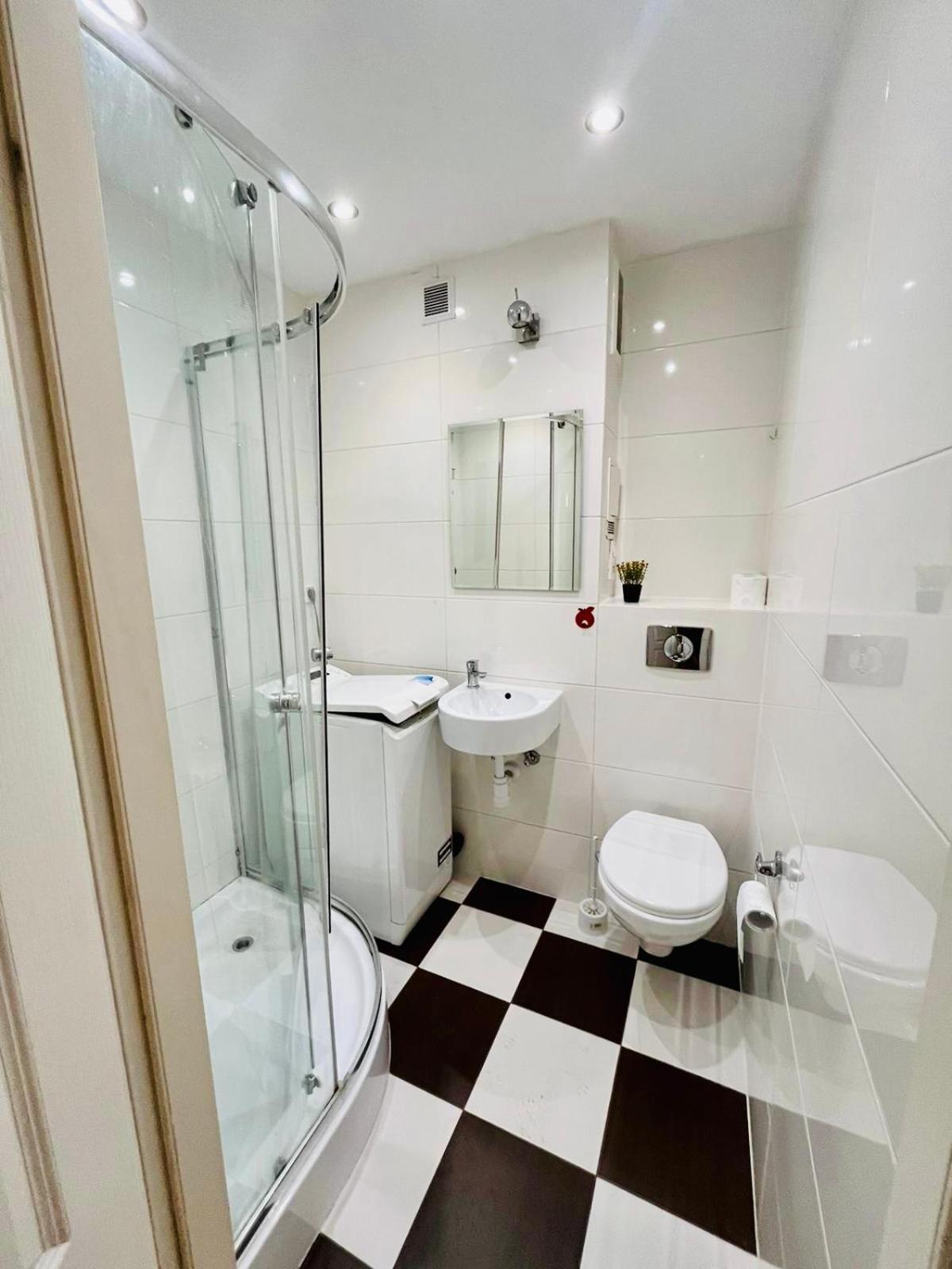 Workation, Centre, 4-5 Persons 3-4 Nights Offer, Nature Park Metro 1min , 15 Min Palac Kultury, Balcony, Quiet, Easy Parking Chroniony * Warszawa