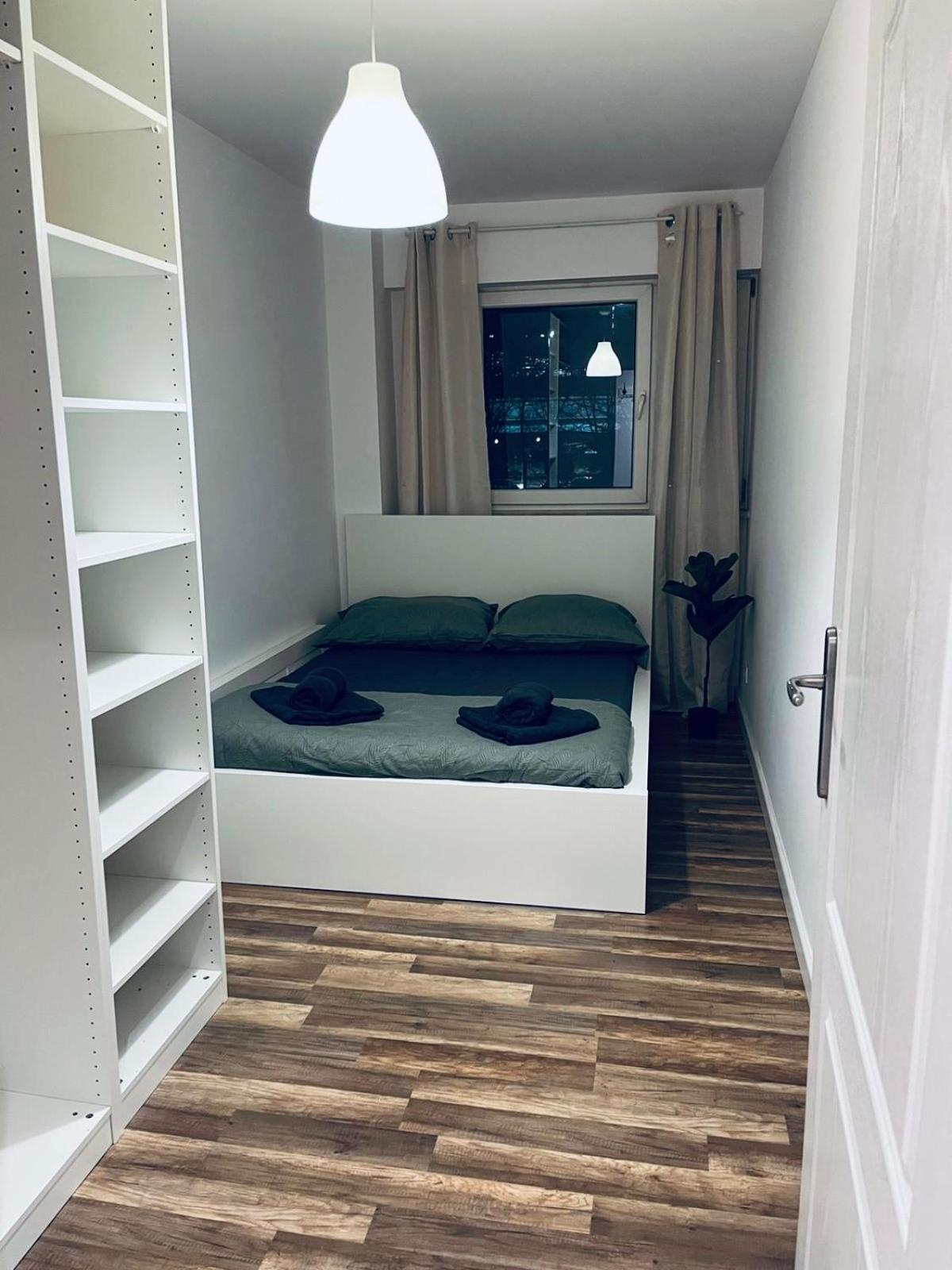 Workation, Centre, 4-5 Persons 3-4 Nights Offer, Nature Park Metro 1min , 15 Min Palac Kultury, Balcony, Quiet, Easy Parking Chroniony Warszawa