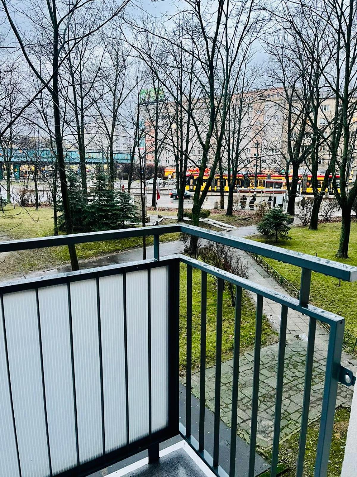 Apartament Workation, Centre, 4-5 Persons 3-4 Nights Offer, Nature Park Metro 1min , 15 Min Palac Kultury, Balcony, Quiet, Easy Parking Chroniony Warszawa