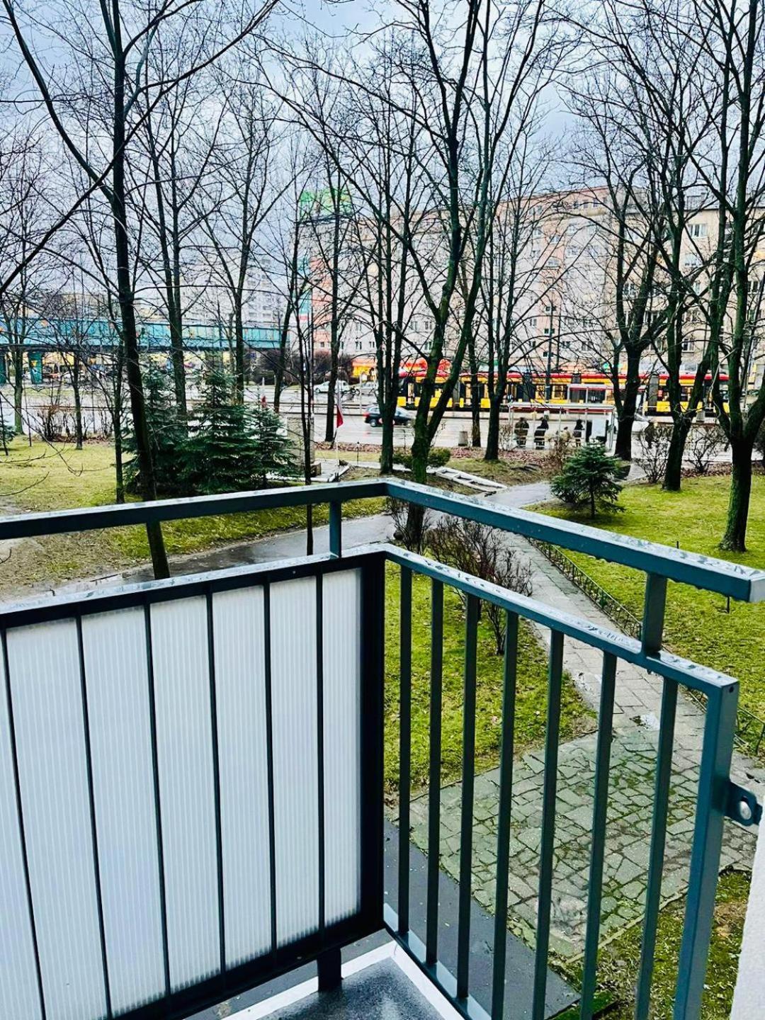 Apartament Workation, Centre, 4-5 Persons 3-4 Nights Offer, Nature Park Metro 1min , 15 Min Palac Kultury, Balcony, Quiet, Easy Parking Chroniony Warszawa