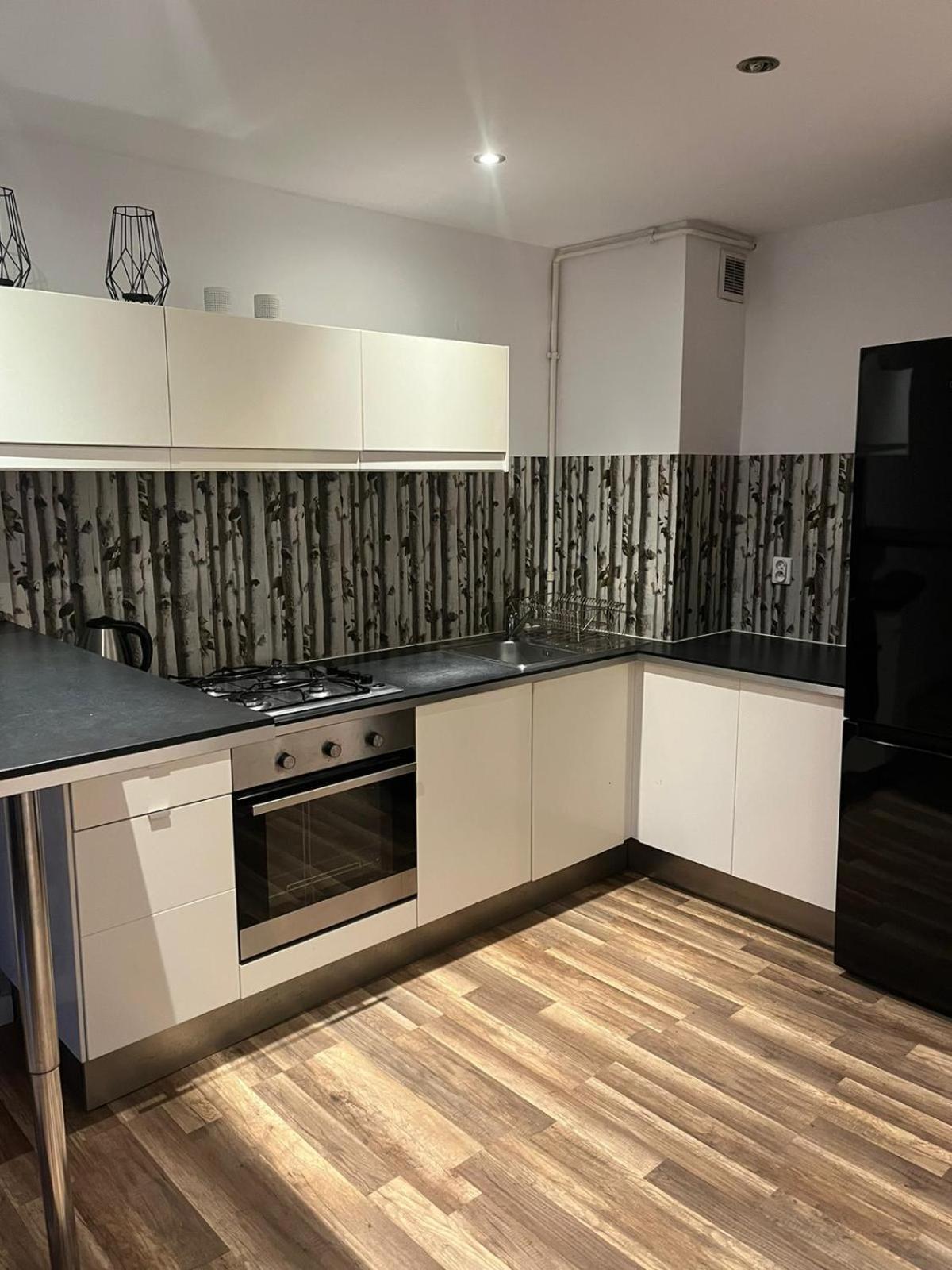 Workation, Centre, 4-5 Persons 3-4 Nights Offer, Nature Park Metro 1min , 15 Min Palac Kultury, Balcony, Quiet, Easy Parking Chroniony Apartament Warszawa