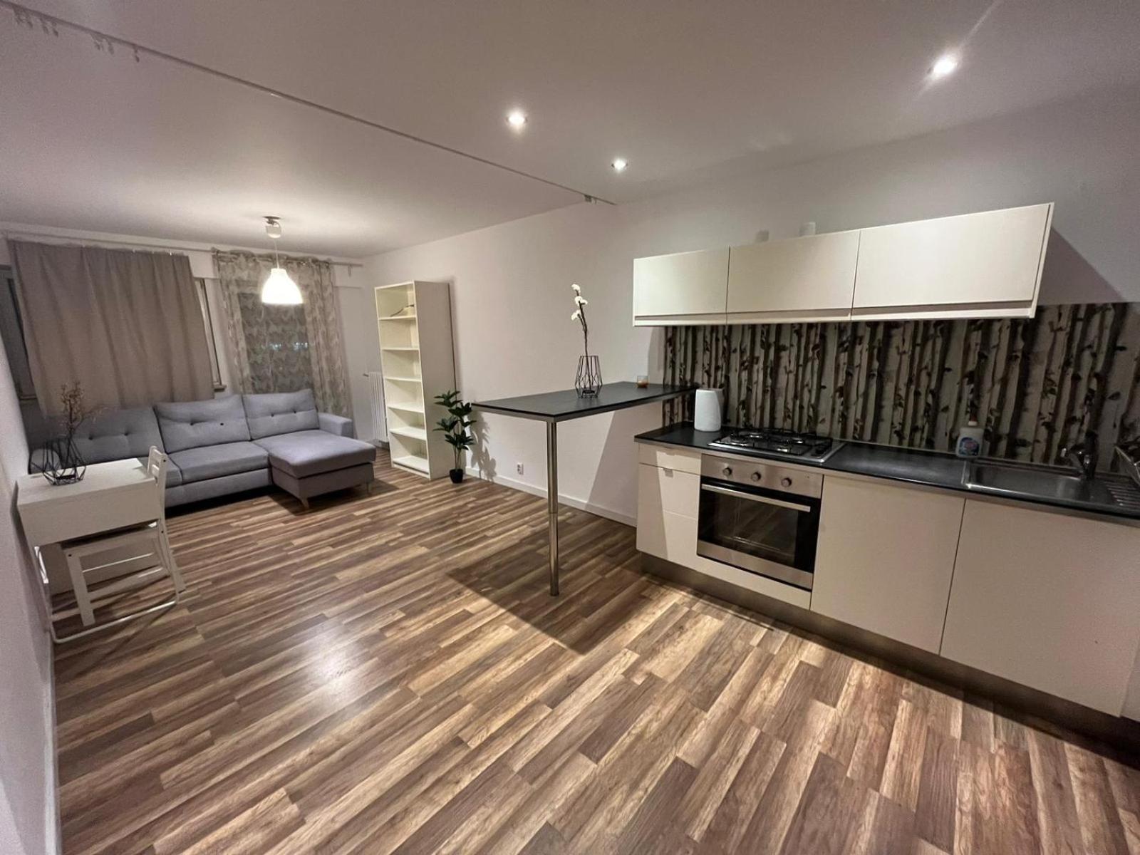 Workation, Centre, 4-5 Persons 3-4 Nights Offer, Nature Park Metro 1min , 15 Min Palac Kultury, Balcony, Quiet, Easy Parking Chroniony Warszawa